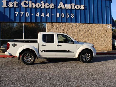 Used 2021 Nissan Frontier SV image 2