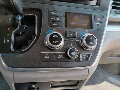 Used 2017 Toyota Sienna LE image 30