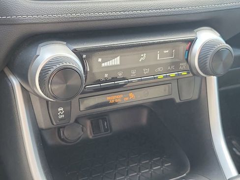 Used 2021 Toyota RAV4 LE image 32