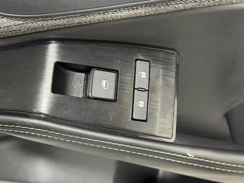 Used 2022 Nissan Rogue S FWD image 19