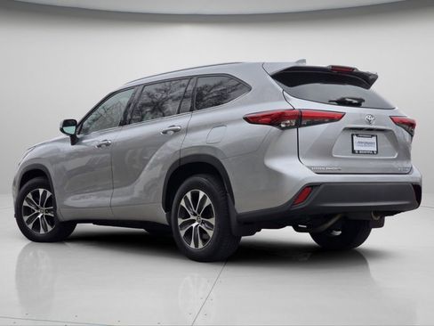 Used 2020 Toyota Highlander XLE image 19