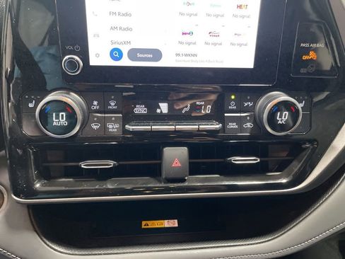 Used 2024 Toyota Highlander XLE image 32