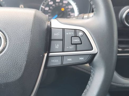 Used 2024 Toyota Highlander LE AWD/4WD image 25