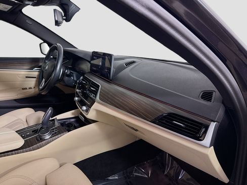 Used 2023 BMW 540i w/ Premium Package image 30