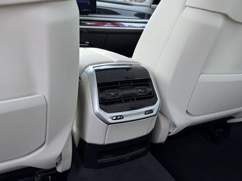 Used 2025 BMW 750e xDrive image 27