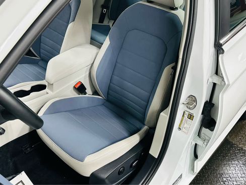 Used 2025 Volkswagen Jetta SE w/ Sunroof Package image 21