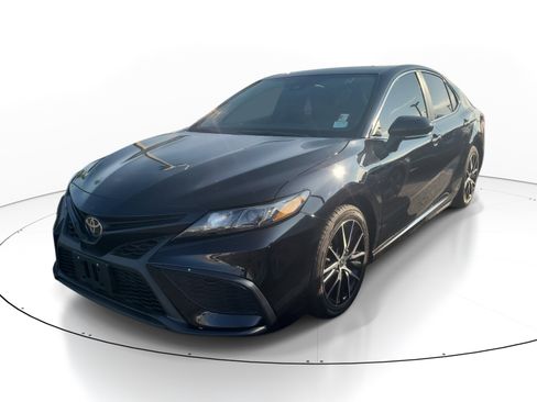 Used 2023 Toyota Camry SE FWD image 3