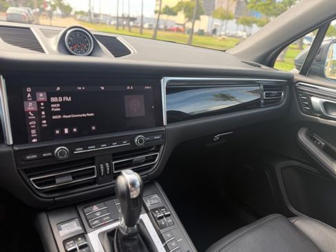Used 2020 Hyundai Venue SE FWD image 9