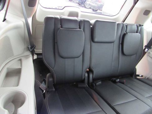 Used 2015 Chrysler Town & Country Touring w/ Driver Convenience Group image 10