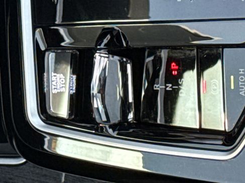 Used 2023 BMW 740i image 25