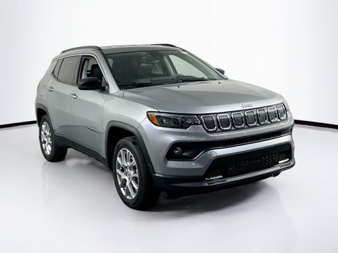 Used 2022 Jeep Compass Latitude AWD/4WD image 3