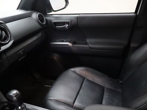 Used 2020 Toyota Tacoma TRD Off-Road w/ TRD Premium Off Road Package image 24