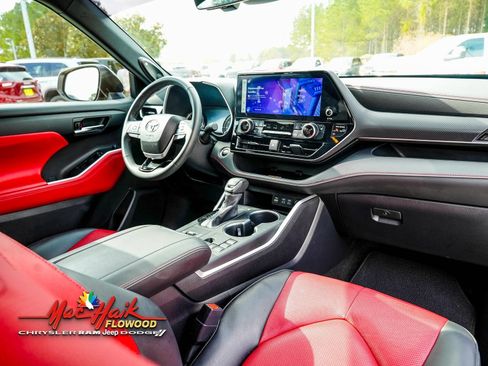 Used 2024 Toyota Highlander XSE image 16