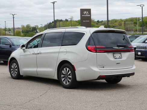 Used 2021 Chrysler Pacifica Touring-L w/ Premium & Safety Sphere Group FWD image 8