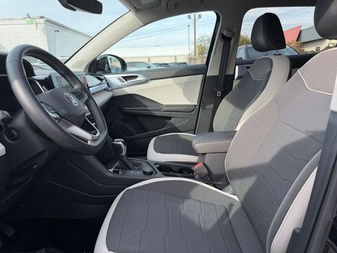 Used 2025 Volkswagen Taos SE image 27