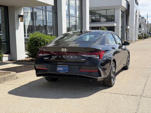 Certified 2025 Hyundai Elantra Limited FWD image 5
