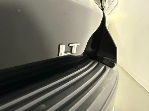 Used 2022 Chevrolet Suburban LT w/ Luxury Package image 21