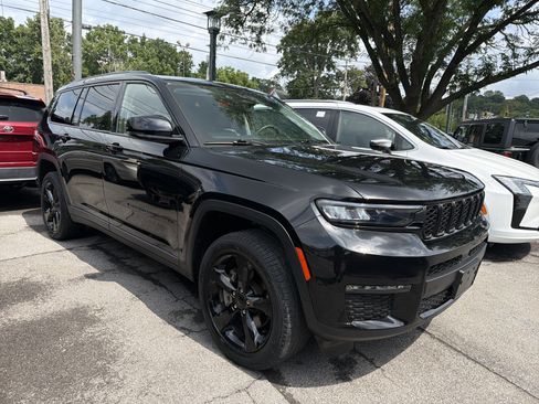 Used 2023 Jeep Grand Cherokee L Limited w/ Black Appearance Package AWD/4WD image 2