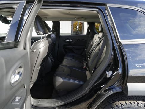 Used 2019 Jeep Cherokee Trailhawk w/ Cold Weather Group image 21