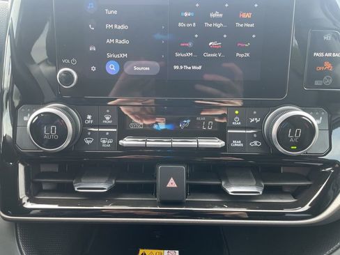 Used 2024 Toyota Highlander XLE AWD/4WD image 21