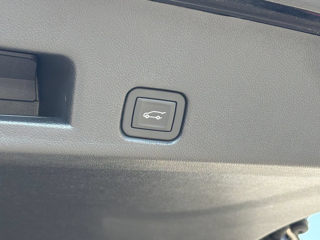 Used 2025 Buick Enclave Preferred AWD/4WD image 21