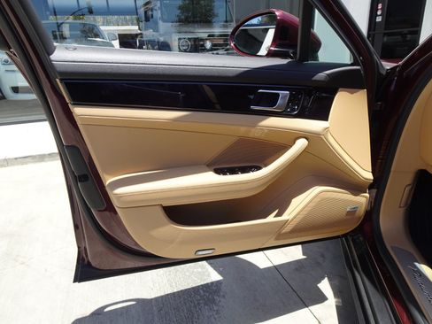 Used 2018 Porsche Panamera image 12