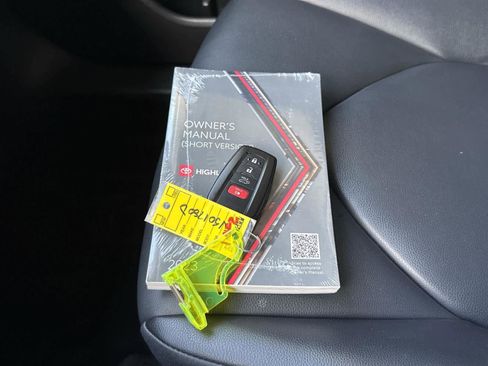 Used 2023 Toyota Highlander XLE image 31