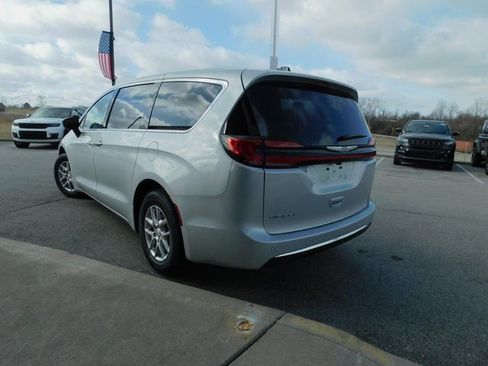 New 2026 Chrysler Pacifica Select image 7