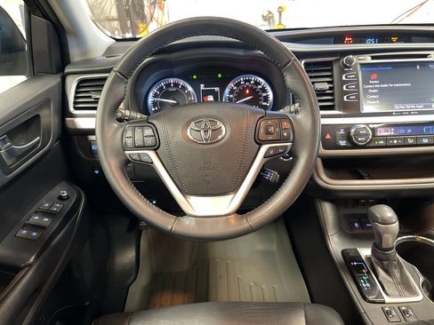 Certified 2019 Toyota Highlander XLE AWD/4WD image 17