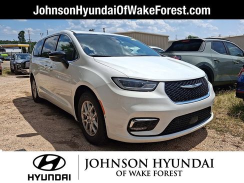 Used 2024 Chrysler Pacifica Touring-L FWD image 1