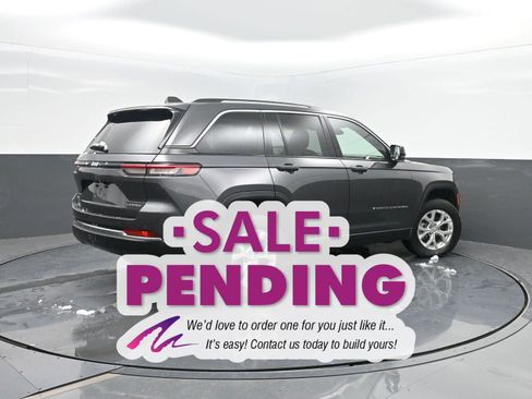 Used 2023 Jeep Grand Cherokee Limited image 2