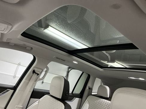 Certified 2025 GMC Acadia Denali AWD/4WD image 19