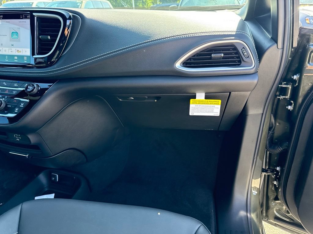 New 2027 Chrysler Pacifica Select FWD image 26