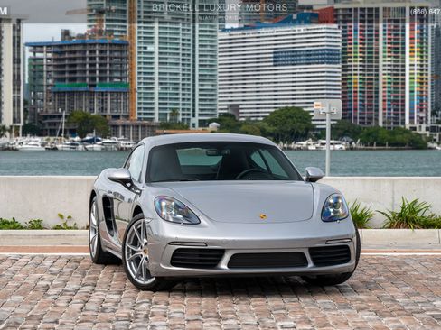 Used 2024 Porsche 718 Cayman image 2