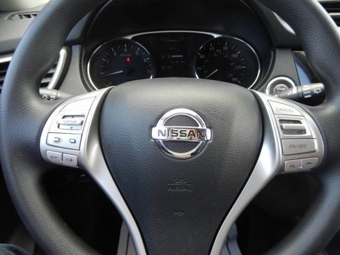 Used 2015 Nissan Rogue SV image 41
