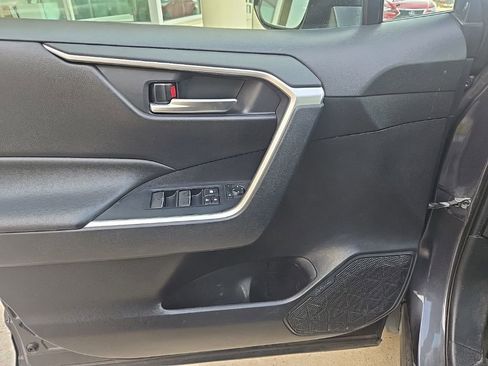 Used 2019 Toyota RAV4 XLE Premium image 8