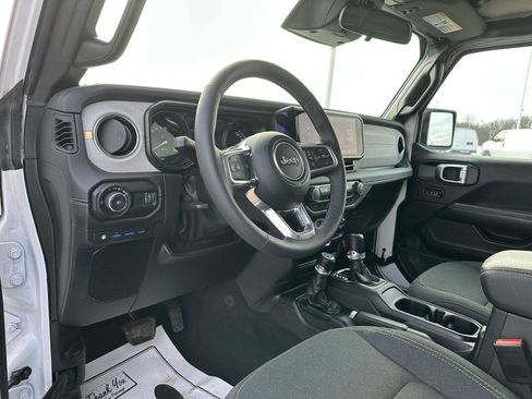 Used 2025 Jeep Wrangler Sahara image 19