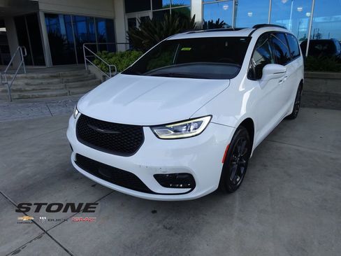 Used 2021 Chrysler Pacifica Touring-L w/ Uconnect Theater Family Group image 3