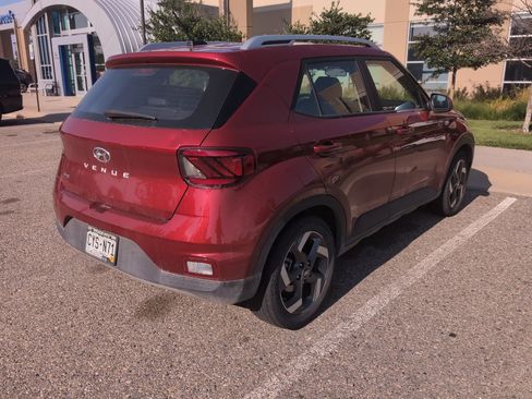 Used 2024 Hyundai Venue Limited FWD image 3