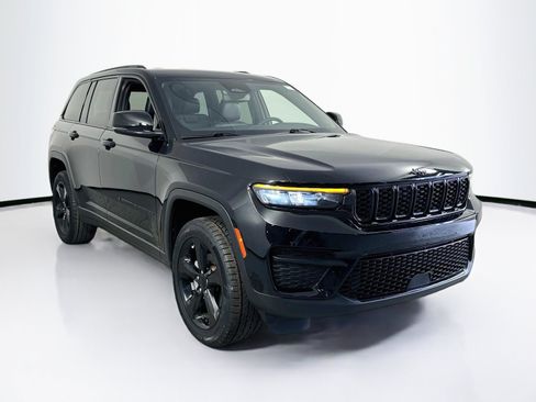 Used 2023 Jeep Grand Cherokee Altitude AWD/4WD image 3