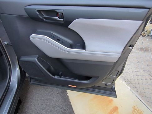 Used 2023 Toyota Highlander LE image 39