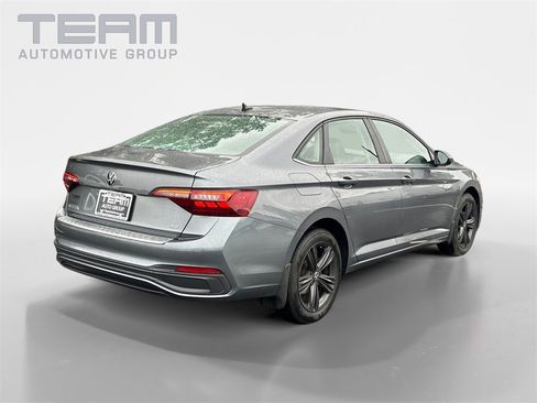 Used 2023 Volkswagen Jetta SE image 7