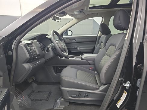 Used 2024 Nissan Pathfinder SV w/ SV Premium Package image 19