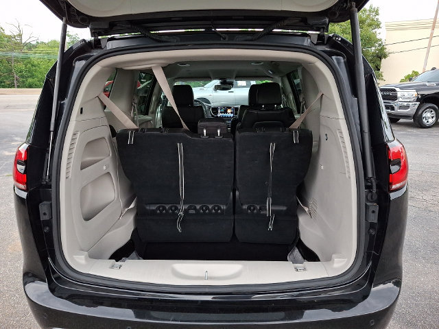 Used 2023 Chrysler Pacifica Touring-L FWD image 28