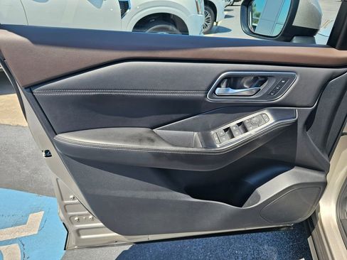 Used 2021 Nissan Rogue SL w/ Premium Package image 16