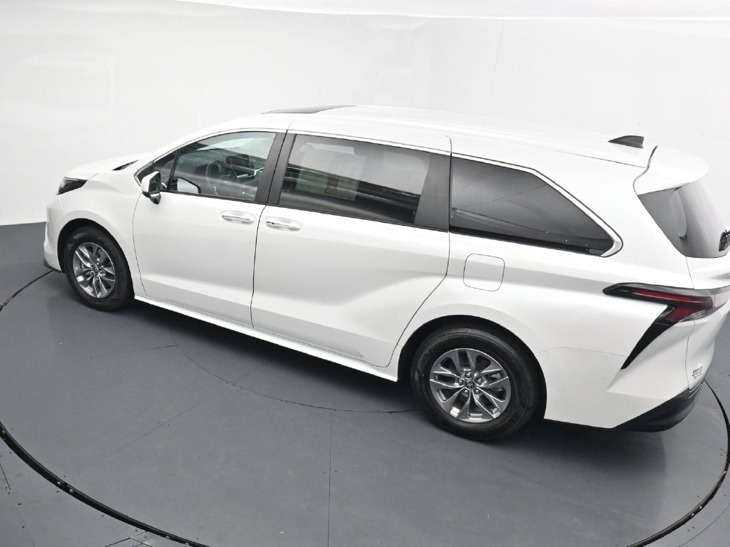 Used 2024 Toyota Sienna XLE FWD image 27