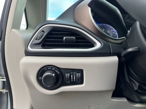 Used 2023 Chrysler Voyager LX image 17