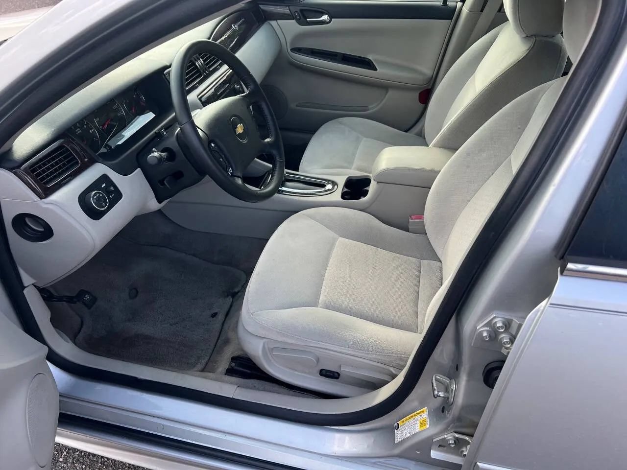 Used 2014 Chevrolet Impala LT w/ LT Sunroof Package FWD image 9