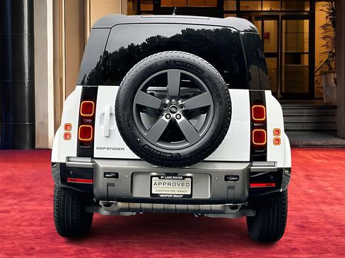 Used 2025 Land Rover Defender 90 X-Dynamic SE image 3