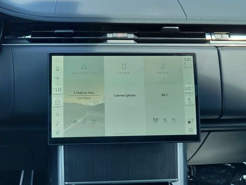 Certified 2025 Land Rover Range Rover SE AWD/4WD image 21